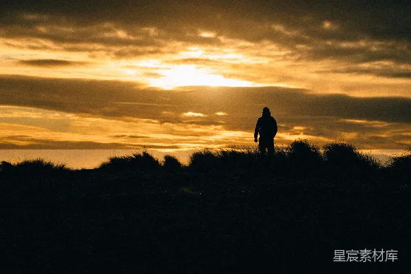 高清摄影 夕阳下站立在草场上的男子轮廓