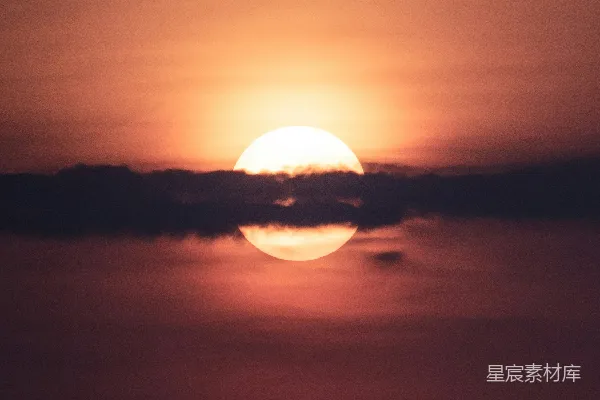 高清摄影 水面的天边正落下夕阳