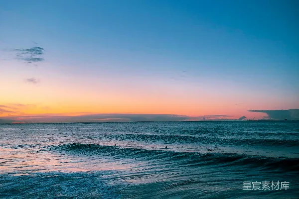 高清摄影 海浪在日落时分拍击着岸边