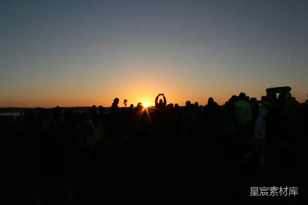 高清摄影 人们在夕阳下站在田地上