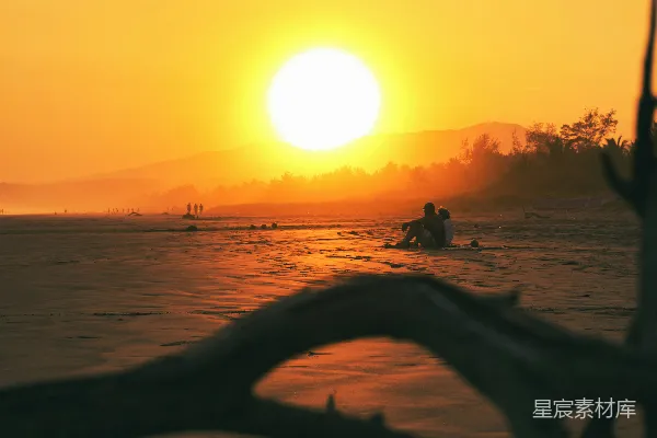 高清摄影 海滩上的水面正落下夕阳。