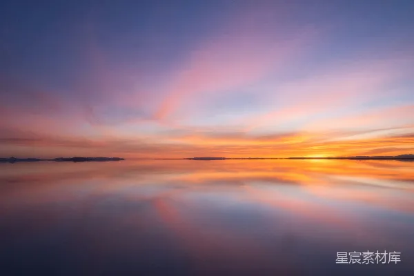 高清摄影 绚烂的夕阳映照在平静的水面。