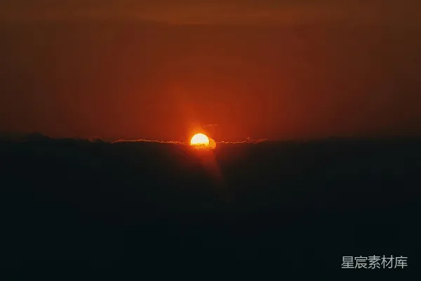 高清摄影 山峦之上太阳正在落山