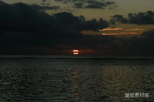 高清摄影 云遮夕阳下的水面