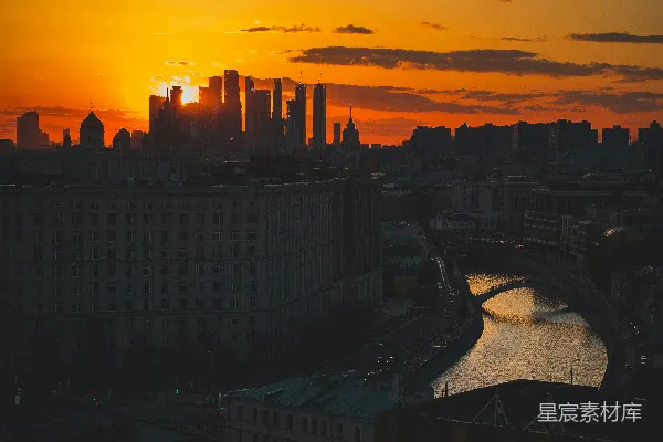 高清摄影 夕阳西下，一座城中有条河贯穿其中。