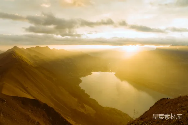 高清摄影 山间有一湖的风景