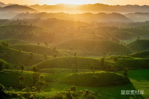 高清摄影 夕阳映照着绿色的群山