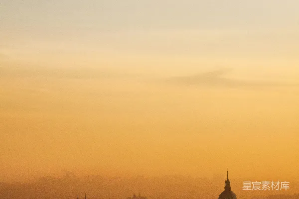 高清摄影 夕阳下的城市景色，一架飞机在天空中飞行