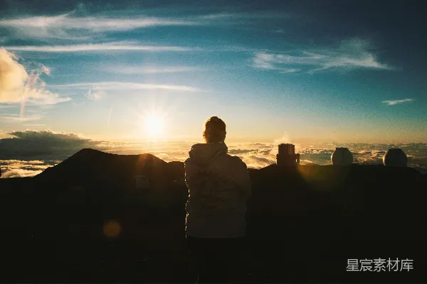 高清摄影 山峦云层间有人观赏日落