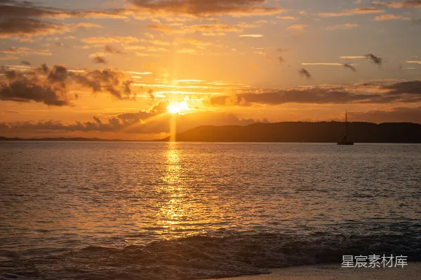 高清摄影 海滩上的太阳正落下水面