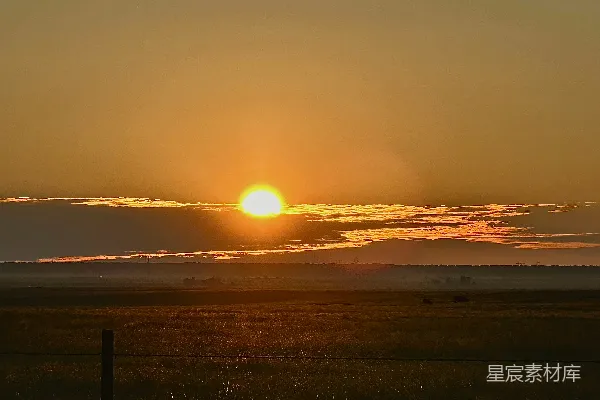 高清摄影 夕阳西下，一片田野旁有一道栅栏