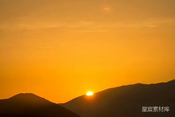高清摄影 山上的太阳正在落下去