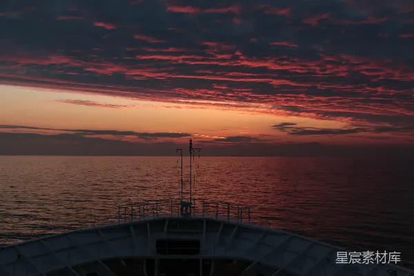 高清摄影 夕阳下的平静海面，蓝天如洗。