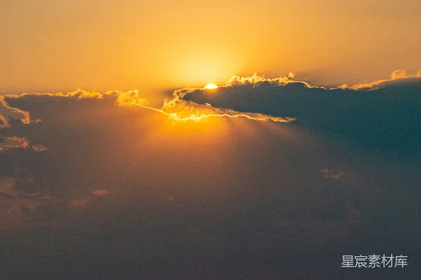 高清摄影 天空中一架飞机在傍晚飞翔