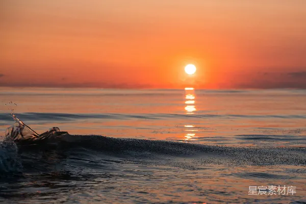 高清摄影 夕阳西下，海面上一艘小船。