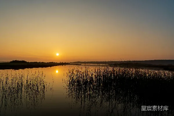 高清摄影 夕阳落下在一片水域之上