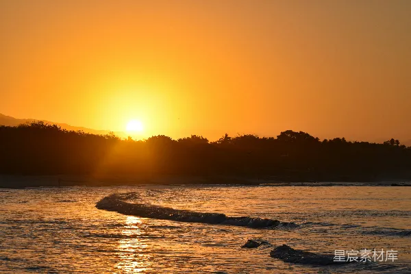 高清摄影 夕阳西下，海面上停着一条船。