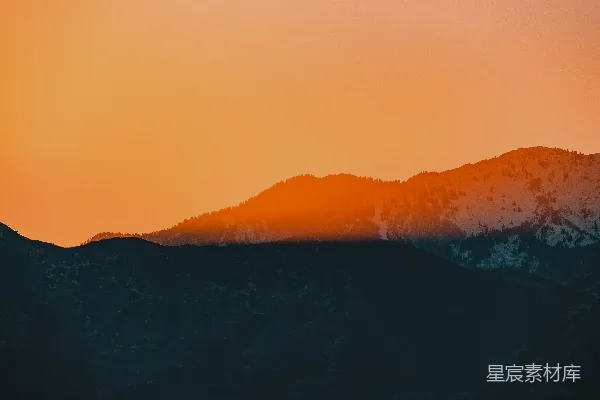 高清摄影 山峦在落日的背景中显得格外美丽。