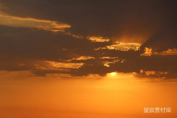 高清摄影 水面的天边，夕阳西下