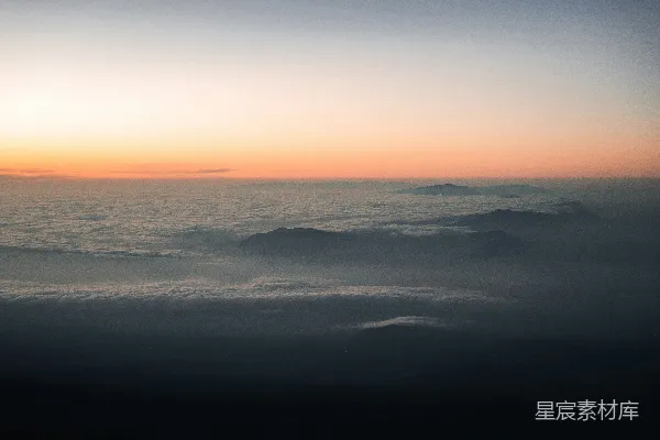 高清摄影 云和山之间的日出。