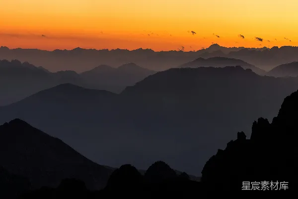 高清摄影 金色时刻山脉的轮廓视图
