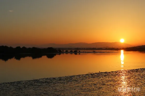 高清摄影 夕阳落下在一片水域之上