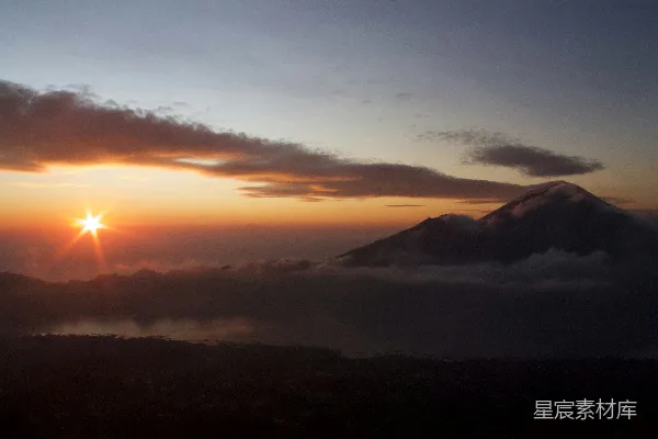 高清摄影 夕阳下的云山