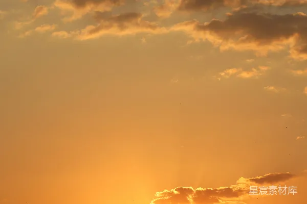 高清摄影 橙色夕阳背后的轮廓山脉和建筑。