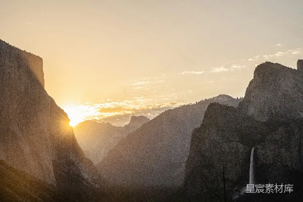 高清摄影 山峰之巅日落，瀑布奔流