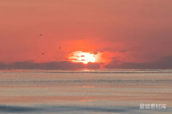 高清摄影 阴天里太阳正在海面上落下