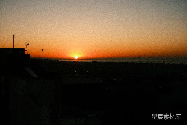 高清摄影 海上的日出前景一片黑暗
