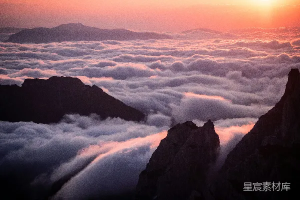 高清摄影 山头的太阳正在落下云层之中