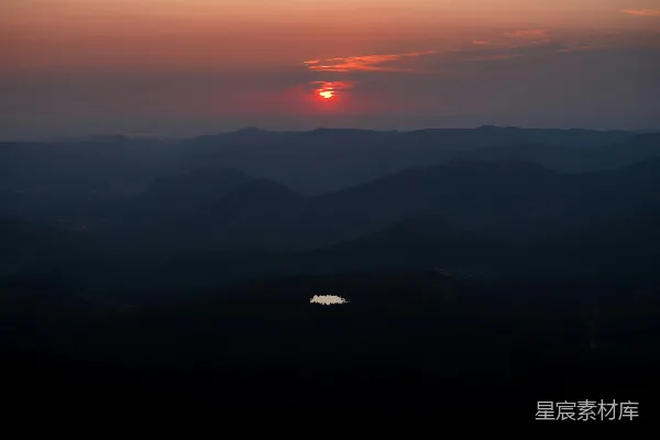 高清摄影 山峦之上，夕阳西下