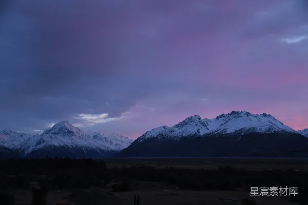 高清摄影 背景中有粉色天空的一座山脉