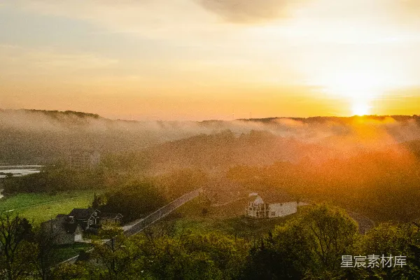 高清摄影 夕阳下的绿树与山峦