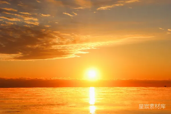 高清摄影 夕阳西下，海面上停着一条船。