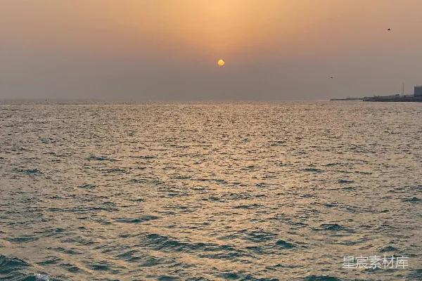 高清摄影 一幅夕阳映照的水面美景图