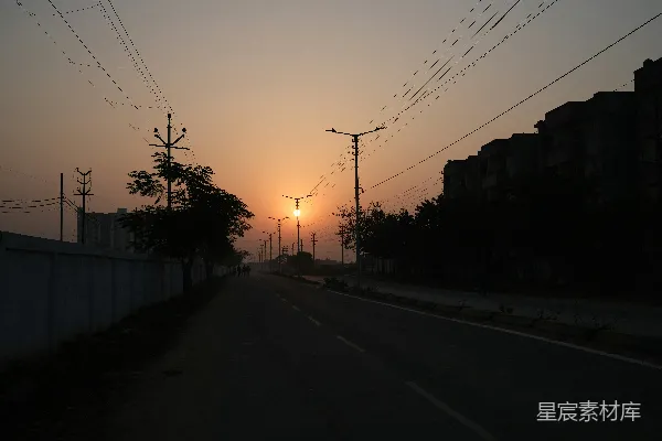 高清摄影 夕阳落下城市的一条街道上