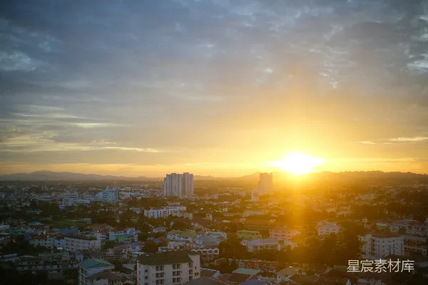 高清摄影 夕阳西下，一座高楼林立的城市。