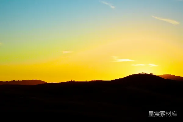 高清摄影 山峦之上太阳正在落山
