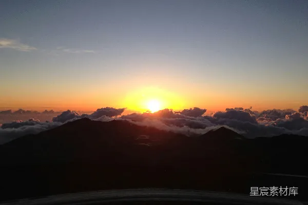 高清摄影 山峦之上的一抹夕阳