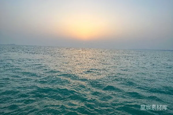 高清摄影 一片有波浪的水域