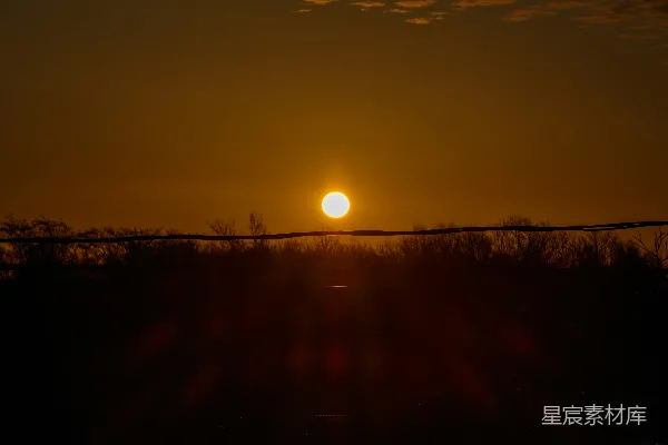 高清摄影 夕阳落在一道铁丝网围栏后面