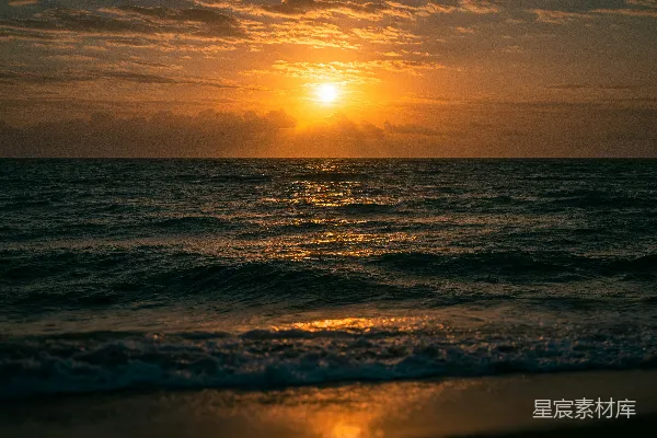 高清摄影 阴天里太阳正在海平面上落下。