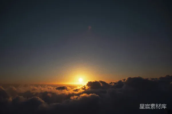 高清摄影 天边的太阳正沉入云层之中