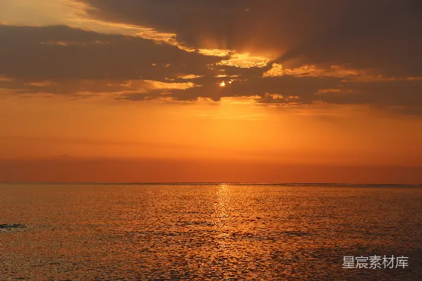高清摄影 夕阳西下，海面上有一艘船。