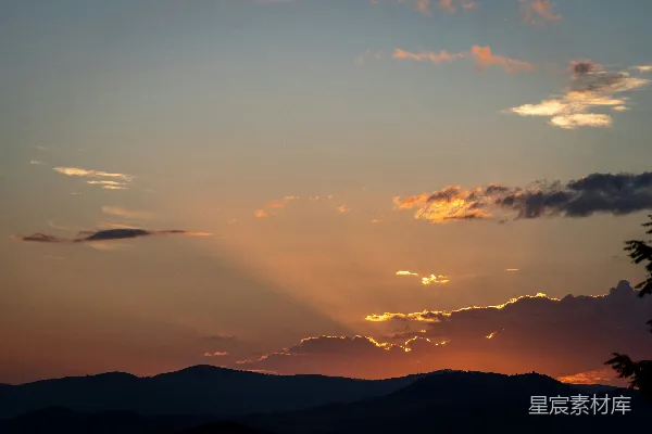 高清摄影 远处的山峦在夕阳的映照下逐渐沉没。