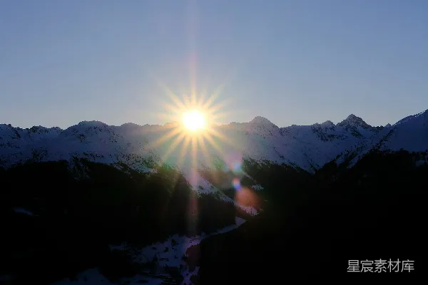 高清摄影 阳光照耀在一片雪山上。