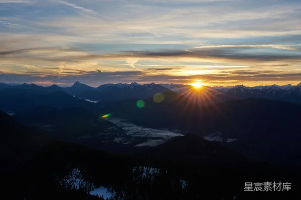 高清摄影 山峦之上，夕阳西下