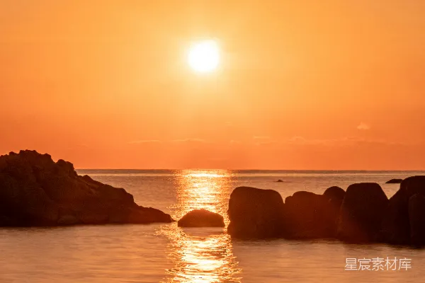 高清摄影 夕阳落下在一片水域之上